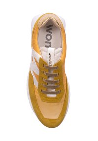 Zapatillas amarillas y blancas con materiales de ante y malla, cuellos acolchados, cordones marrones y un logo prominente en la plantilla.