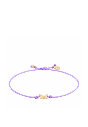 Armband aus lila Kordel mit einem goldenen Schmetterlingsanhänger und einem kleinen dekorativen Diamantakzent. Verstellbarer Verschluss mit Knotendetails.