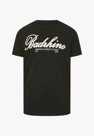 Czarny T-shirt z krótkim rękawem z białym tekstem pisaną czcionką „Badrhino” oraz mniejszym tekstem „Premium Authentic Goods EST 2015” z przodu.