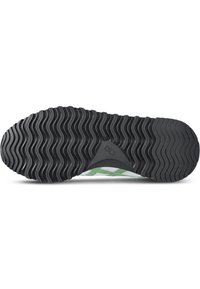 Svart gummisula med ett vågigt mönster. Har en slät, rund tå och gröna accenter nära hälen för bättre grepp.