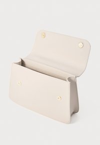 Bolsa de mão em pele bege clara com aba dobrável, ferragens em tom dourado e dois compartimentos espaçosos. Textura suave, design minimalista.