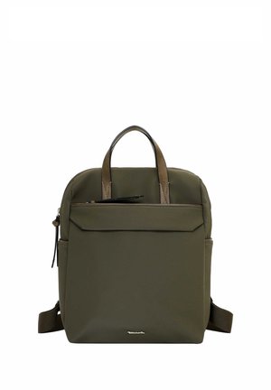 Grüner quadratischer Rucksack mit Tragegriffen oben, Fronttasche mit Klappe und verstellbaren Schultergurten.