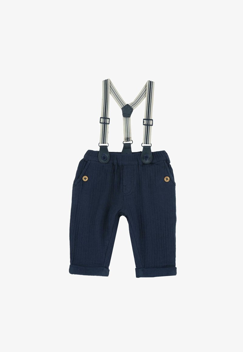 Pantalon bébé bleu marine avec revers retroussés, bretelles beige et bleu marine à rayures attachées avec des boutons, et poches latérales avec boutons en bois.