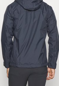 Marineblaue wasserdichte Jacke mit glatter, glänzender Oberfläche; verfügt über eine Kapuze, elastische Bündchen und eine lockere Passform. Geeignet für Outdoor-Aktivitäten.