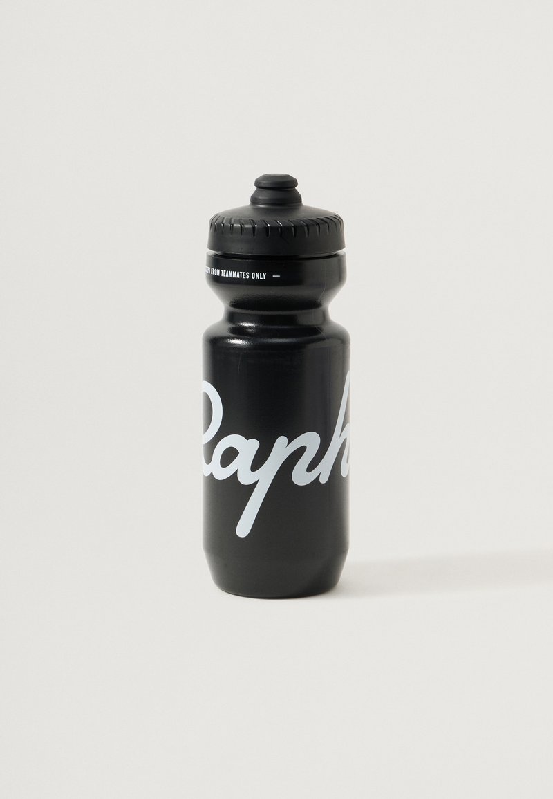 Czarna plastikowa butelka na wodę o stożkowym kształcie. Posiada szare logo "Rapha" oraz teksturowaną czarną zakrętkę z dzióbkiem.