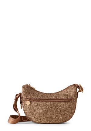 Borsa a tracolla marrone texturizzata con un design curvo, dotata di una tasca frontale con zip e finiture in oro. Inclusa una tracolla regolabile.