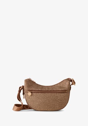 Sac bandoulière texturé marron avec un design incurvé, comportant une poche zippée à l'avant et des accents en métal doré. Sangle ajustable incluse.