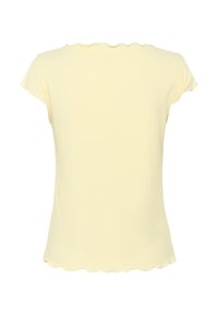 T-shirt côtelé jaune clair à manches courtes et décolleté en dentelle. Texture douce, design ajusté, sans logos ni motifs visibles.