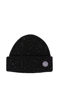 Zwarte gebreide beanie met witte spikkels, een opgerolde omslag en een ronde logo patch met een hartontwerp aan de voorkant.