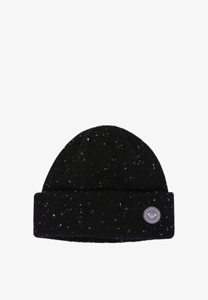 Čierna pletená čiapka s bielymi škvrnami, s prehnutým okrajom a okrúhlym logom so srdcovým dizajnom na prednej strane.