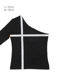 Sort enkelt skulder top med én ærme og målebånd, der viser længde 55 cm og bredde 39 cm på hvid baggrund.