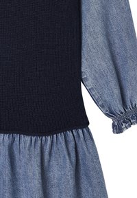 Marineblaues Strick-Oberteil mit langen Jeansärmeln und gerafftem Jeansrock, elastische Bündchen an den Ärmeln, Teil eines Kleides.