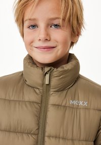 Olivgrön vadderad jacka med hög krage, framdragkedja och silverfärgad logotyp på bröstet, med ett quiltat mönster för isolering.