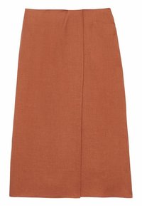 Jupe midi en lin de couleur rouille avec une silhouette droite, dotée d'un pli central et d'une finition soignée, créant une texture lisse.