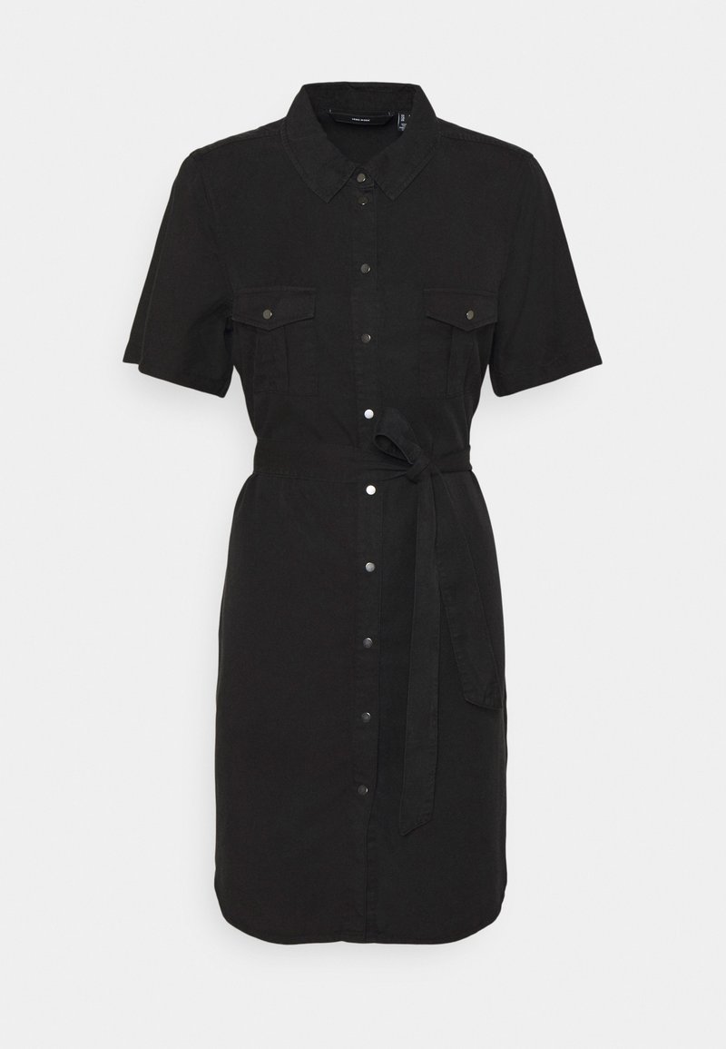 Robe chemise noire à manches courtes avec boutons-pression devant, poches à rabat sur la poitrine, col et ceinture en tissu nouée à la taille.