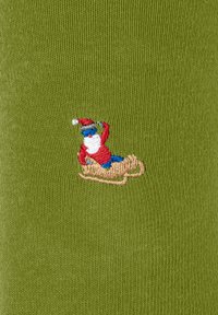 Grüner Strickstoff mit einem gestickten Weihnachtsmann in Rot und Blau, der auf einem Schlitten sitzt. Das Design zeichnet sich durch eine feine Textur und lebendige Farben aus.