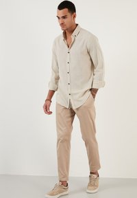 Buratti BUTTON DOWN  - Ing - stone colored