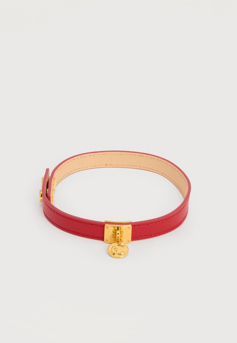 Κόκκινο δερμάτινο κολιέ τσοκέρ με χρυσό τετράγωνο κούμπωμα και στρογγυλό χρυσό φυλαχτό με το γράμμα "C" σε λευκό φόντο.