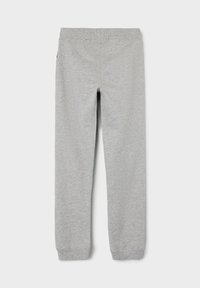 Graue Baumwoll-Sweatpants mit passgenauem Design, dehnbarem Bund und gerippten Bündchen; keine sichtbaren Muster oder Hardwaredetails.
