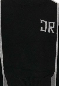 Maglione nero con pannelli laterali grigi, texture a coste, design a collo alto e le iniziali "JR" lavorate in maglia in grigio chiaro nella parte superiore sinistra.