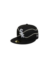 Gorra de béisbol negra con visera plana, con bordados plateados y detalles de cadenas. Incluye un logo en la parte delantera y una etiqueta de la marca en el lateral.