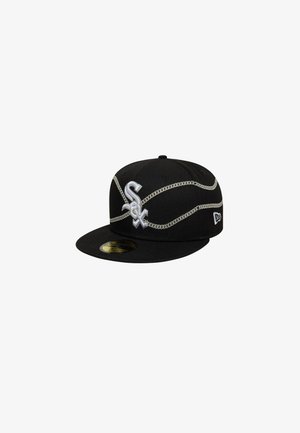 Gorra de béisbol negra con visera plana, con bordados plateados y detalles de cadenas. Incluye un logo en la parte delantera y una etiqueta de la marca en el lateral.