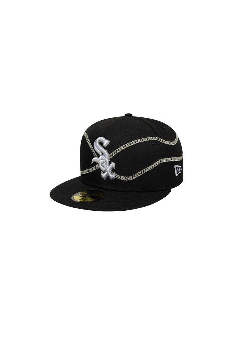 Gorra de béisbol negra con visera plana, con bordados plateados y detalles de cadenas. Incluye un logo en la parte delantera y una etiqueta de la marca en el lateral.