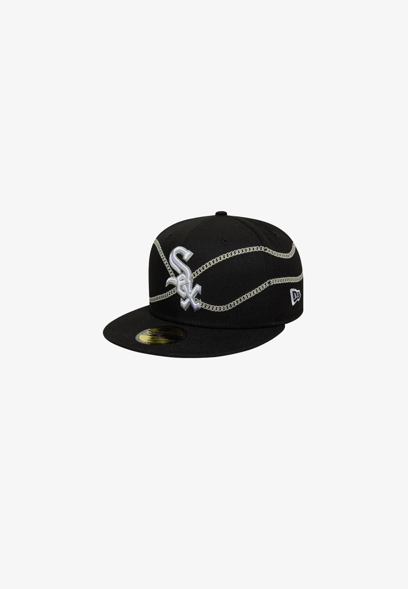 Gorra de béisbol negra con visera plana, con bordados plateados y detalles de cadenas. Incluye un logo en la parte delantera y una etiqueta de la marca en el lateral.