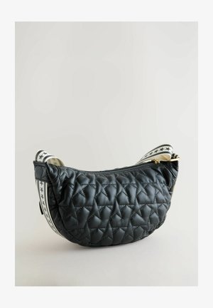 Czarna pikowana torebka o zaokrąglonym kształcie, zamykana na zamek, z ozdobnym paskiem z tkaniny w gwiazdy na krawędziach.