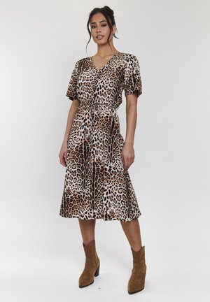Kleid mit Leopardenmuster, kurzen Ärmeln, V-Ausschnitt und Bindegürtel. Hergestellt aus leichtem Stoff, mit einem A-Linie Rock und Taschen.
