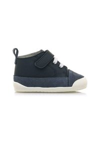 Schwarzes Leder-Hochtop-Schuhwerk mit einem blauen Wildleder-Unterteil, weißen Schnürsenkeln und einem Klettverschluss. Verfügt über eine Gummisohle mit strukturiertem Grip.