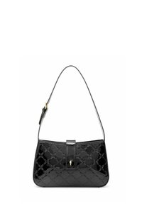 Czarna torebka na ramię z lakierowanej skóry z wytłoczonym wzorem, z klapką do zamknięcia i regulowanym paskiem z złotym zapięciem.