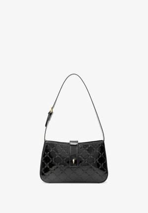 Czarna torebka na ramię z lakierowanej skóry z wytłoczonym wzorem, z klapką do zamknięcia i regulowanym paskiem z złotym zapięciem.