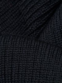 Čierna pletená tkanina s ribbovanou textúrou, vystavujúca rovnomerné stehy a jemný vzhľad. Zameranie na hĺbku a hmatovú kvalitu.