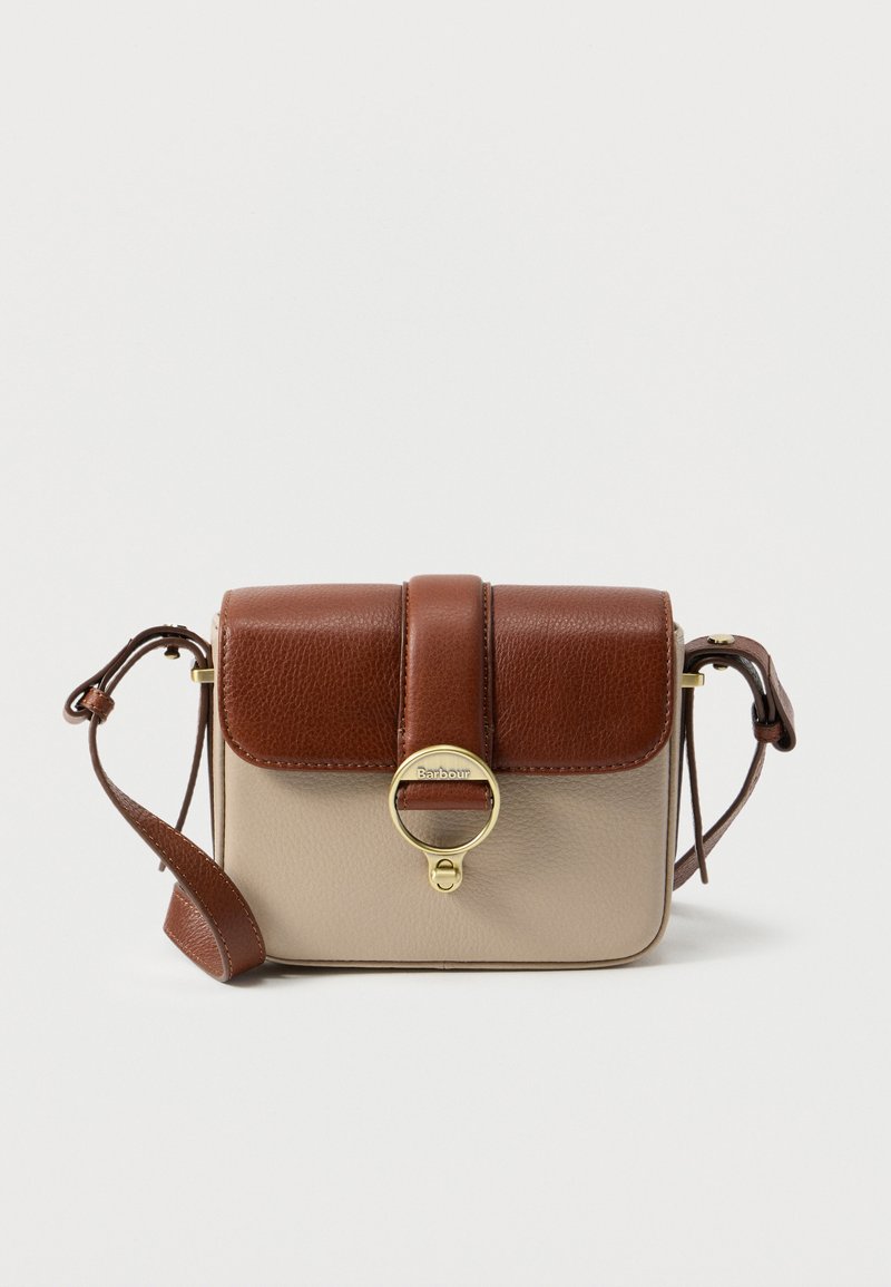 Μικρή τσάντα χιαστί με μπεζ βάση, καφέ καπάκι, ρυθμιζόμενο λουράκι και χρυσαφένιο κυκλικό κούμπωμα χαραγμένο με τη λέξη «Barbour».