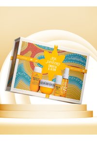Quatre produits de soins de la peau dans des emballages colorés et à motifs, avec des accents jaunes, bleus et rouges, portant la marque "SOL DE JANEIRO" bien en évidence.