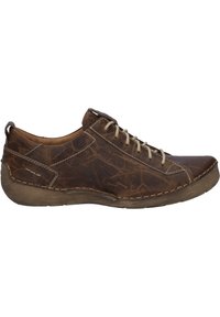 Chaussure en cuir brun avec une finition texturée, bout rond, système de laçage et semelle en caoutchouc beige. Présente des accents de couture visibles.