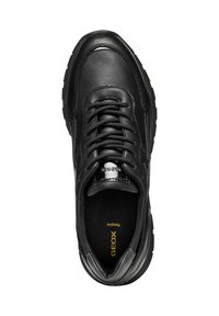 Sneaker in pelle nera con punta arrotondata, superficie texturizzata, cuciture rinforzate e soletta imbottita. Presenta il logo sulla linguetta e accenti discreti.