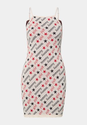 Bodycon-kjole lavet af strikstof med en cremefarvet bund, der har gentagne tekster i sort og rødt samt stjerne-mønstre. Inkluderer spaghetti-stropper.
