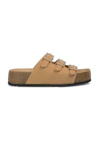 Beige instapsandaal met drie verstelbare banden en vierkante metalen gespen, kurken voetbed en gestructureerde zwarte zool.