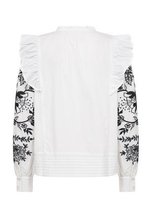 Hvid langærmet skjorte med flæser ved skuldrene; har sort blomsterbroderi på ærmerne og vandret plissering i bunden.