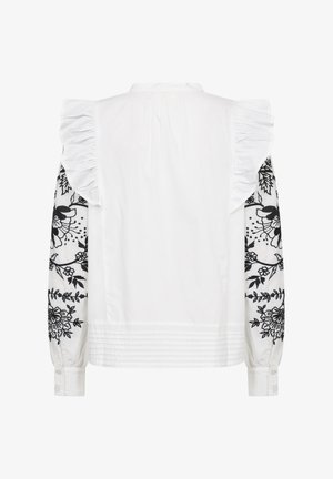 Vit långärmad skjortatop med volangdetaljer på axlarna; har svart blommönsterbroderi på ärmarna och horisontell veckning i nederkant.
