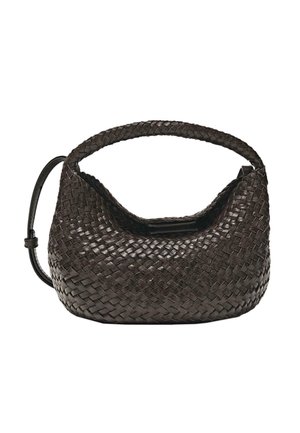 Borsa a mano in pelle intrecciata marrone scuro con forma arrotondata, manico largo intrecciato e tracolla regolabile su sfondo bianco.
