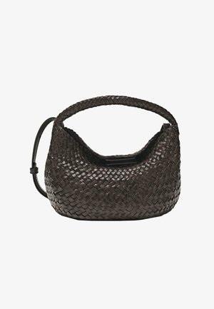 Mørkebrun flettet læderhåndtaske med rund form, bred flettet hank og justerbar rem på hvid baggrund.