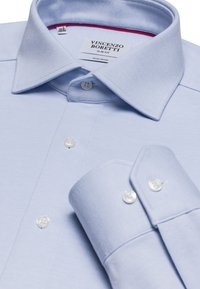 Lichtblauw, slim fit overhemden gemaakt van textuurstof met een spread collar, met witte knopen en een rode accent aan de binnenkant van de kraag.