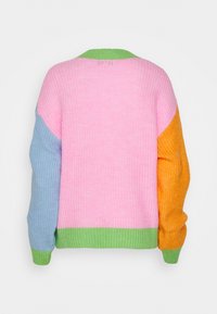 Pull en tricot à blocs de couleurs avec des sections rose, bleue, orange et verte. Doté de poignets et d'un ourlet côtelés, avec une finition texturée.