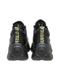 Schwarze Sneakers mit einer strukturierten Oberseite aus Mesh und Leder. Auffällige gelbe Markenzeichen an der Ferse, dicke Sohle mit Traktionsmustern.