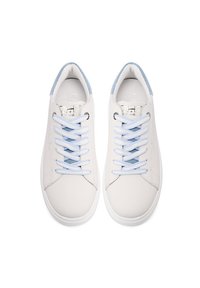 Sneakers bianchi in pelle con accenti blu, dotati di punte rotonde, lacci piatti e fodera in tessuto azzurro chiaro. Design semplice, texture liscia.