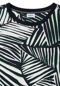 T-shirt noir à col rond avec un motif rayé abstrait vert et blanc évoquant des feuilles, avec une étiquette « CECIL » au niveau du col.