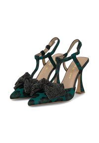 Sandalias de tacón alto de estampado de leopardo verde con punta afilada, diseño de tira en T y un gran lazo de cuentas negras en la parte delantera.
